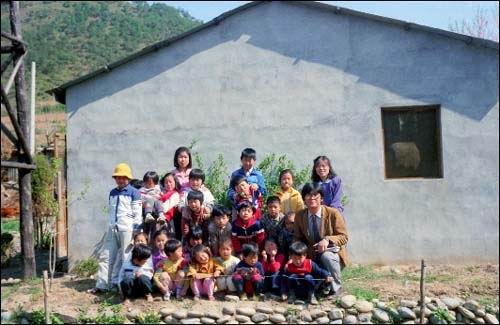 18년 전 나의 친구들. 장강에 나가 ‘감자붕쇠’ 맛을 보여 준 아이들이다. 이 사진을 보면 연락하길 바란다. 